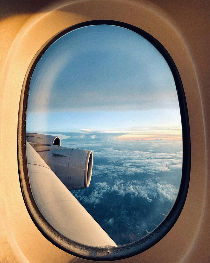 飛機上腸道運作會變慢嗎？長途飛行對腸胃與腸道菌叢的影響解析